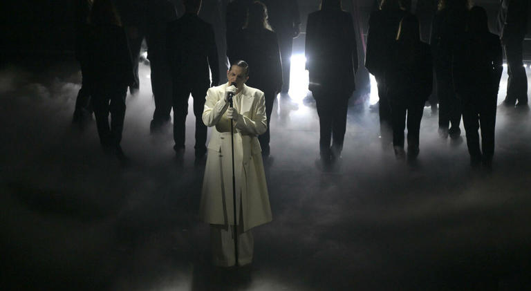 Achille Lauro, il tributo alle vittime di Crans-Montana: perché "Perdutamente è diventata un simbolo?