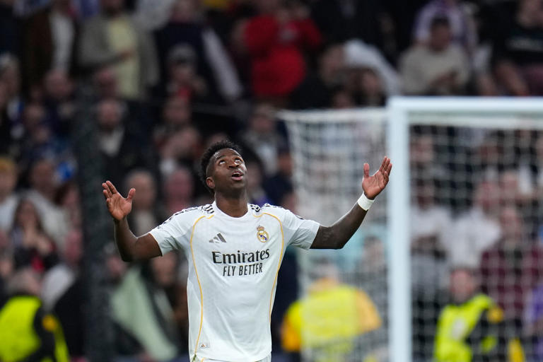 Vinicius Junior celebra tras anotar el segundo gol del Real Madrid ante Benfica en la Liga de Campeones, el miércoles 25 de febrero de 2026, en Madrid. (AP Foto/Manu Fernández)