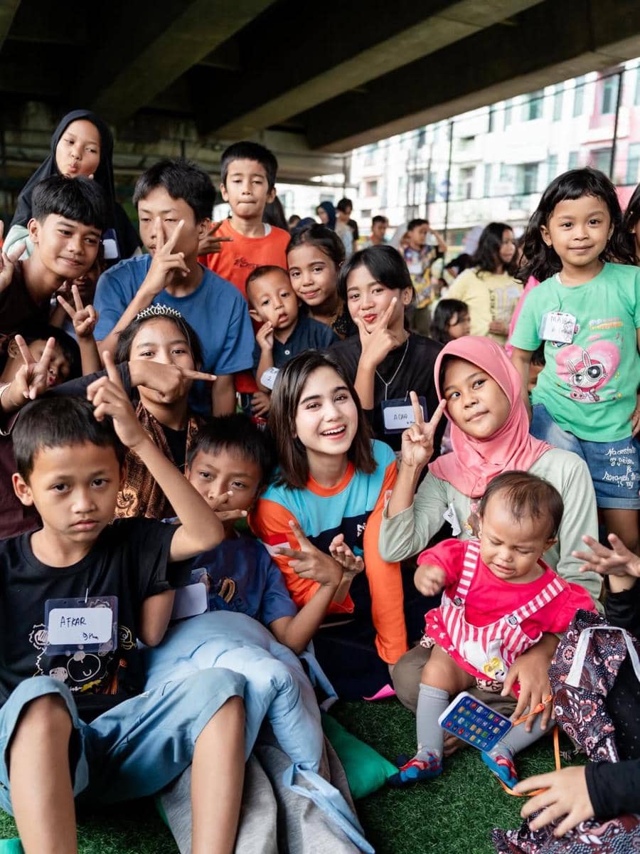 AA1X5yGf 10 Potret Tissa Biani Sebagai Relawan, Sangat Humble!