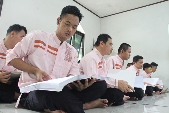AA1X60GR Melihat Disabilitas Netra Membaca Al-Quran Braille di Kudus