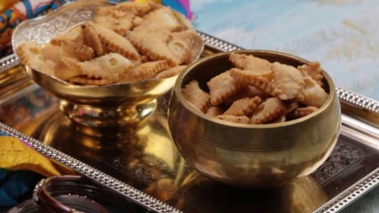 Low oil Holi snacks to enjoy at home, try baking mathri, namak pare and ...
