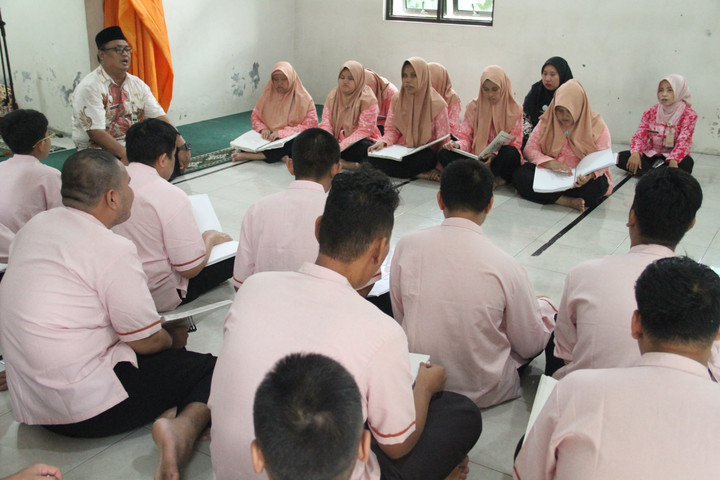 AA1X65lE Melihat Disabilitas Netra Membaca Al-Quran Braille di Kudus