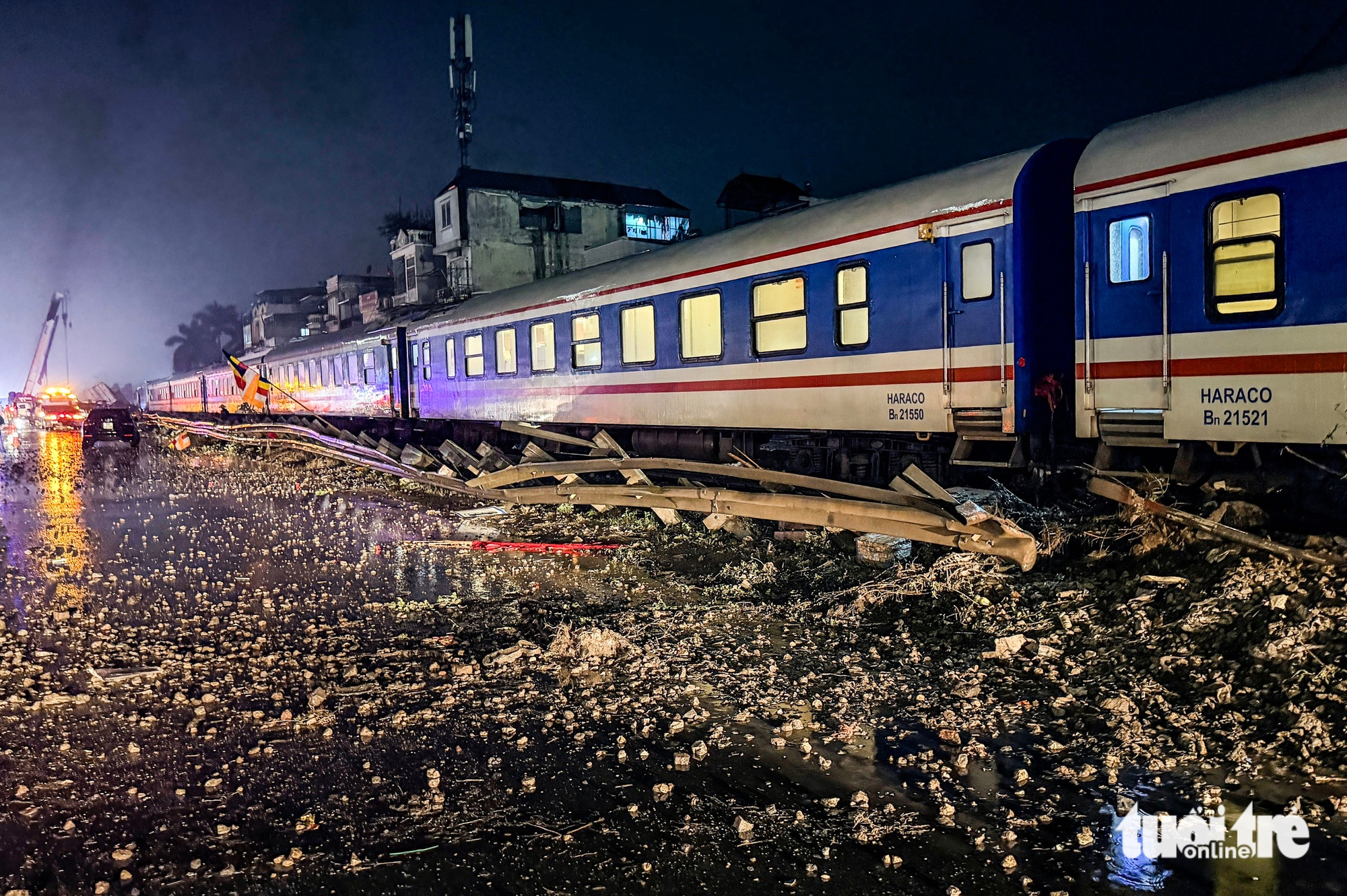 Tàu hỏa húc văng xe đầu kéo hàng chục mét: 'Xe đầu kéo cố vượt qua đường ngang dù đã có báo hiệu'