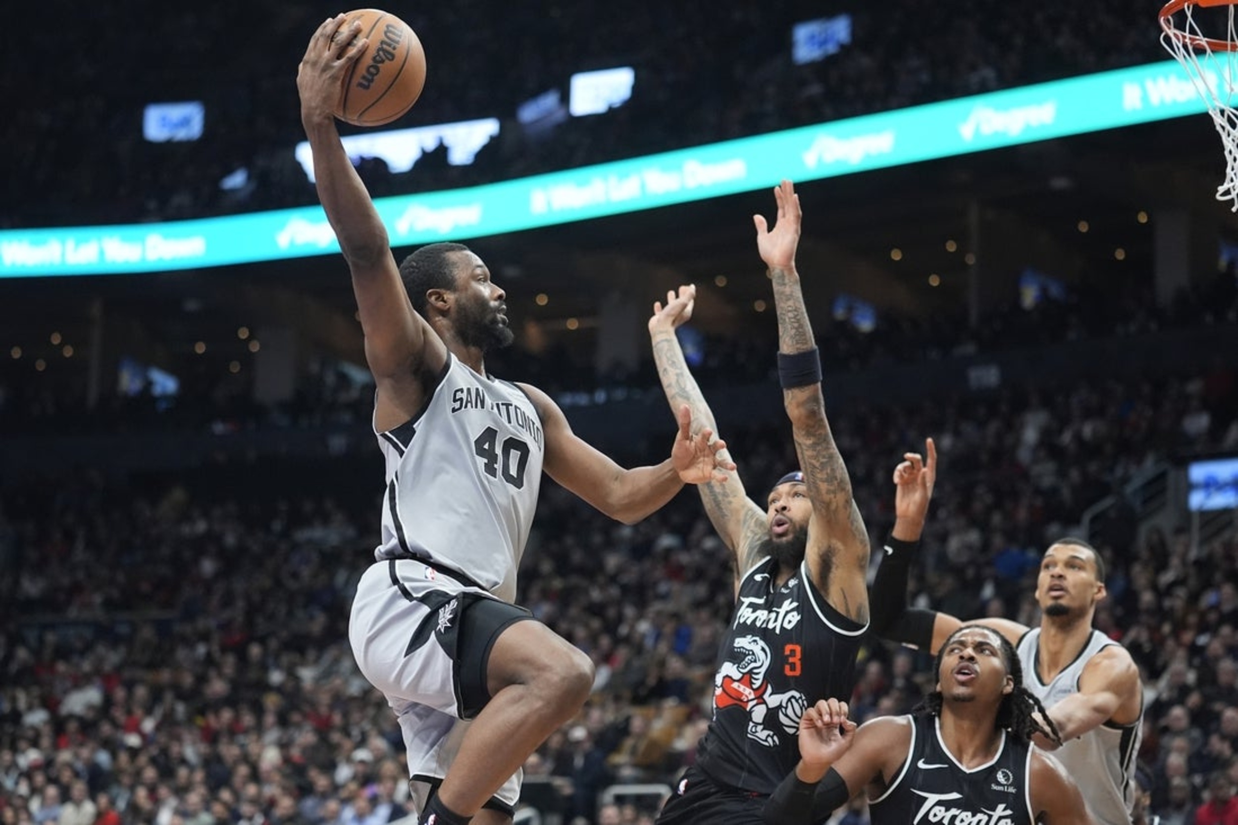 4th-quarter rally sends Spurs past Raptors for 10th straight win