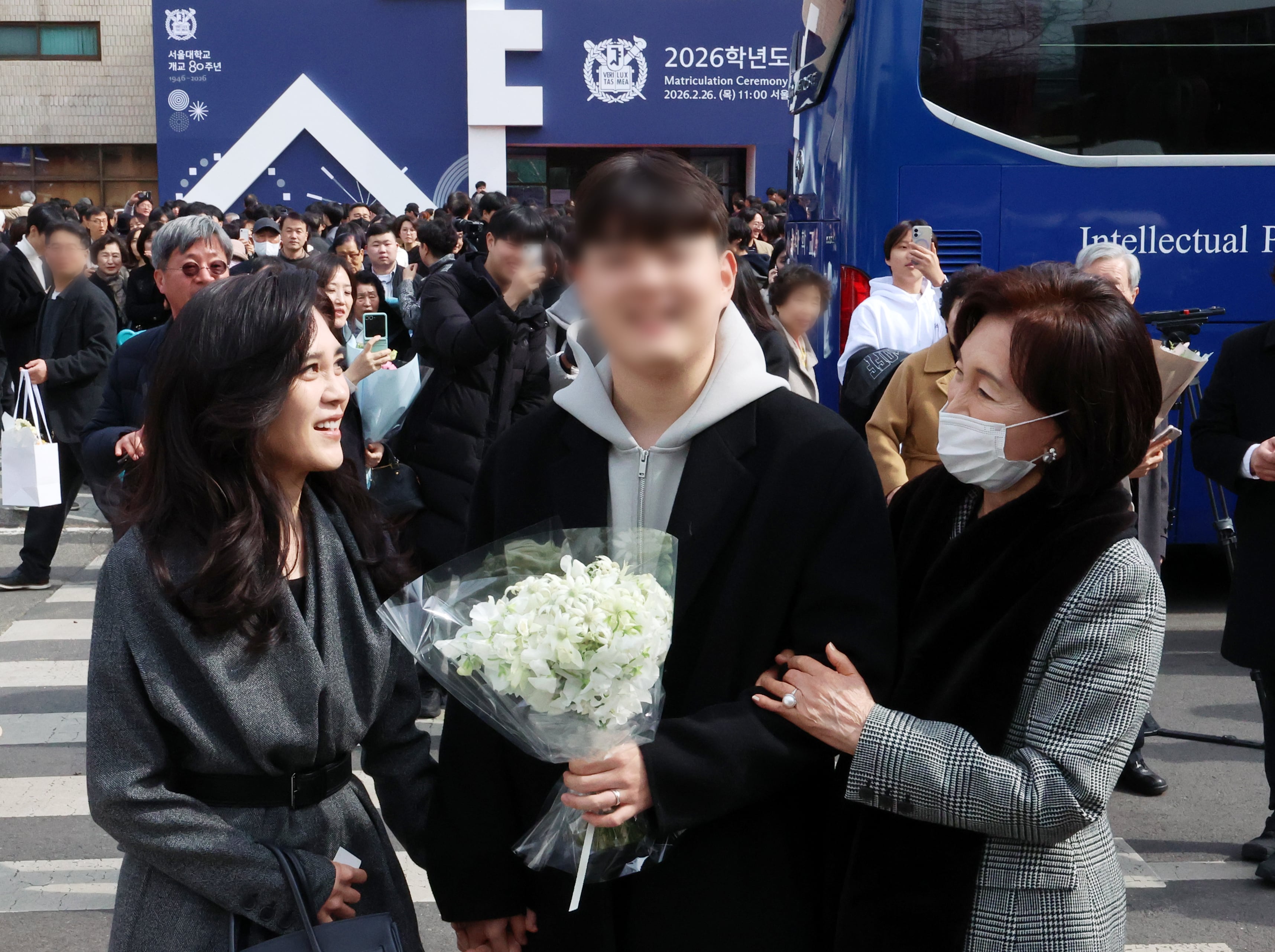 Lee Boo-jin Attends Son's Seoul National University Entrance