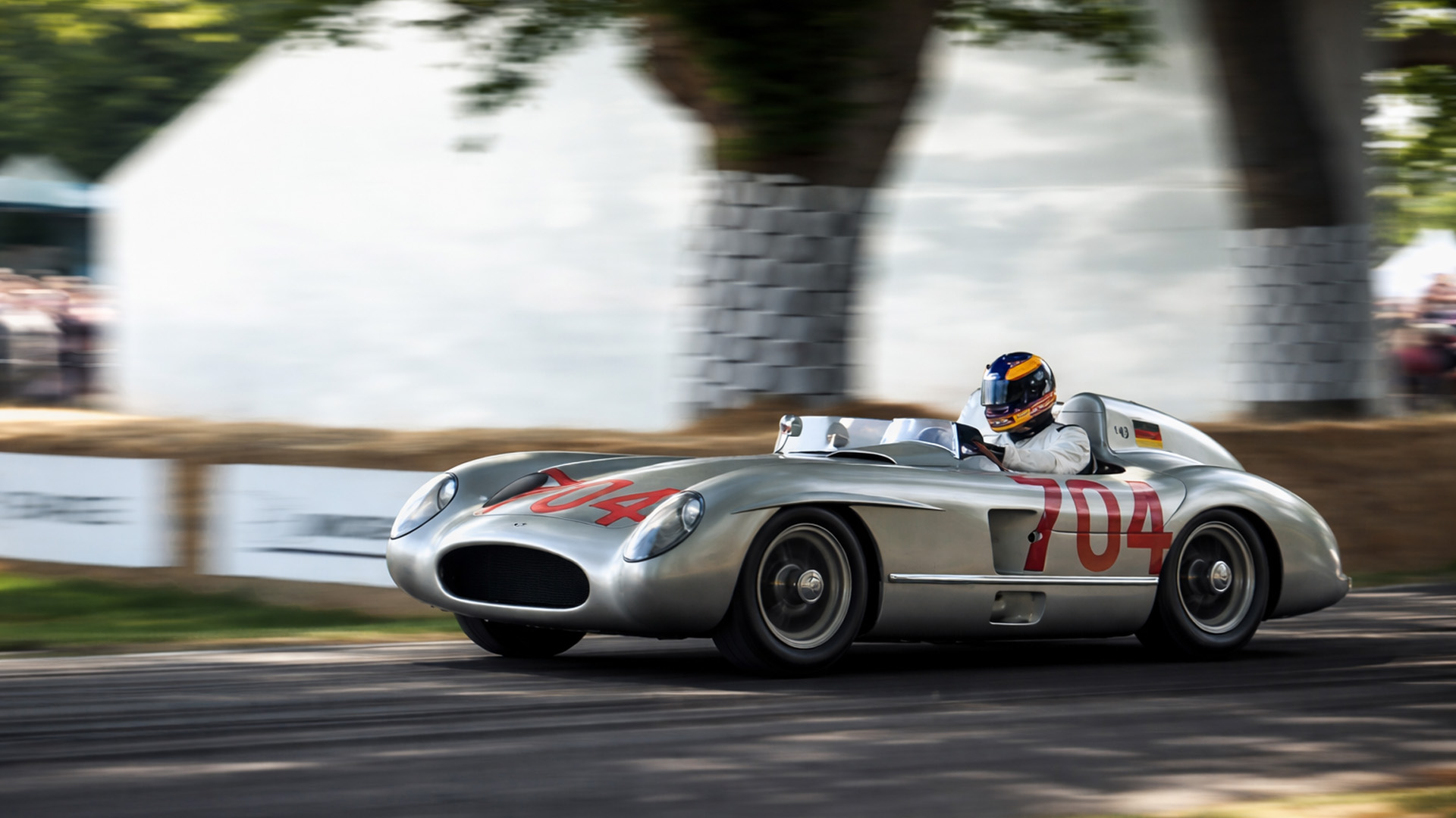 Legendarische Mercedes 300 SLR laat ongelofelijke acceleratie zien op ...