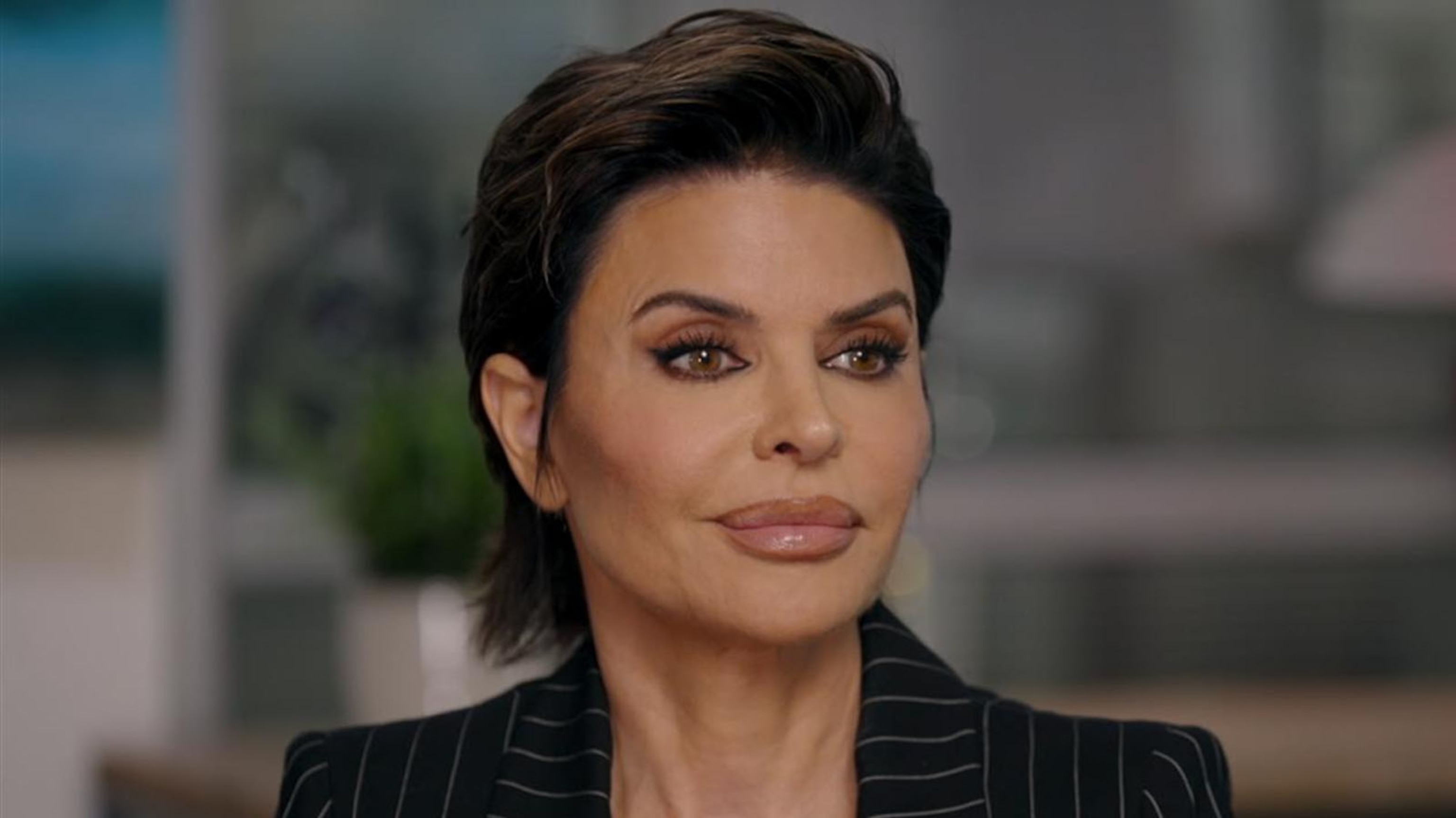 Lisa Rinna spills all the 'Housewives' tea in a new memoir