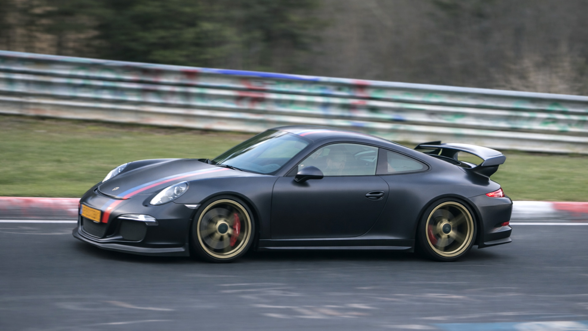 Porsche GT3 flat out through the corners at Nürburgring