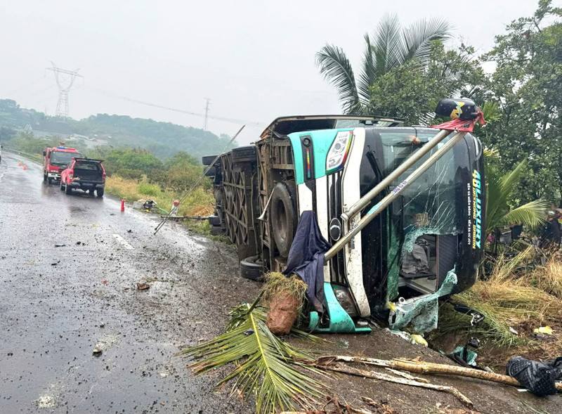 Xe khách lật trên Quốc lộ 14, khiến 3 người thương vong