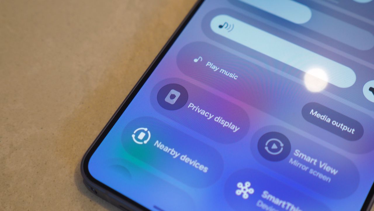 What is Samsung privacy display and how does it work in the S26 Ultra?