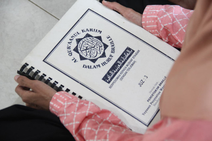 AA1X6f8V Melihat Disabilitas Netra Membaca Al-Quran Braille di Kudus