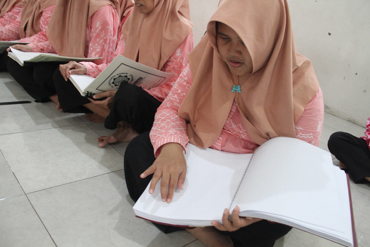 AA1X6k2i Melihat Disabilitas Netra Membaca Al-Quran Braille di Kudus