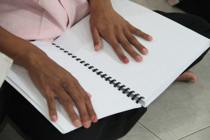 AA1X6qUo Melihat Disabilitas Netra Membaca Al-Quran Braille di Kudus