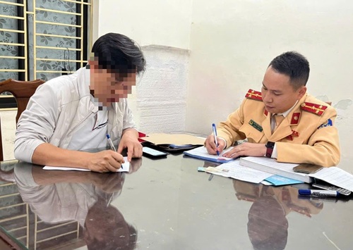 Cảnh sát giao thông Hà Nội xử phạt tài xế cho trẻ em ngồi cùng ghế lái ôtô