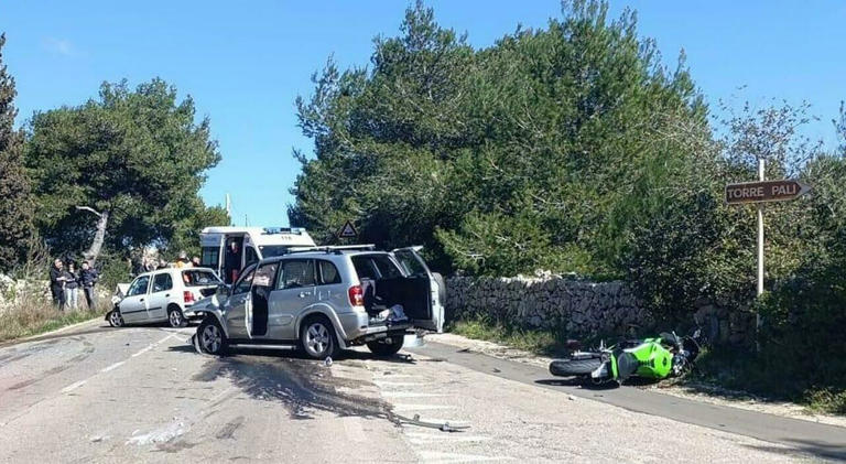 Incidente stradale, lo schianto tra due auto e una moto: un morto e due ...