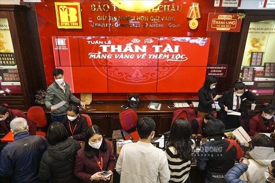 Công nhân mua vàng tích lũy, cầu lộc ngày vía Thần Tài