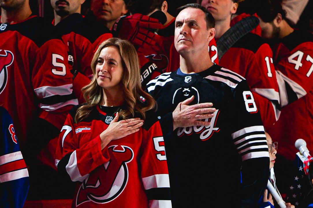 Hockey fans boo Democratic governor during ceremony honoring Olympic hero