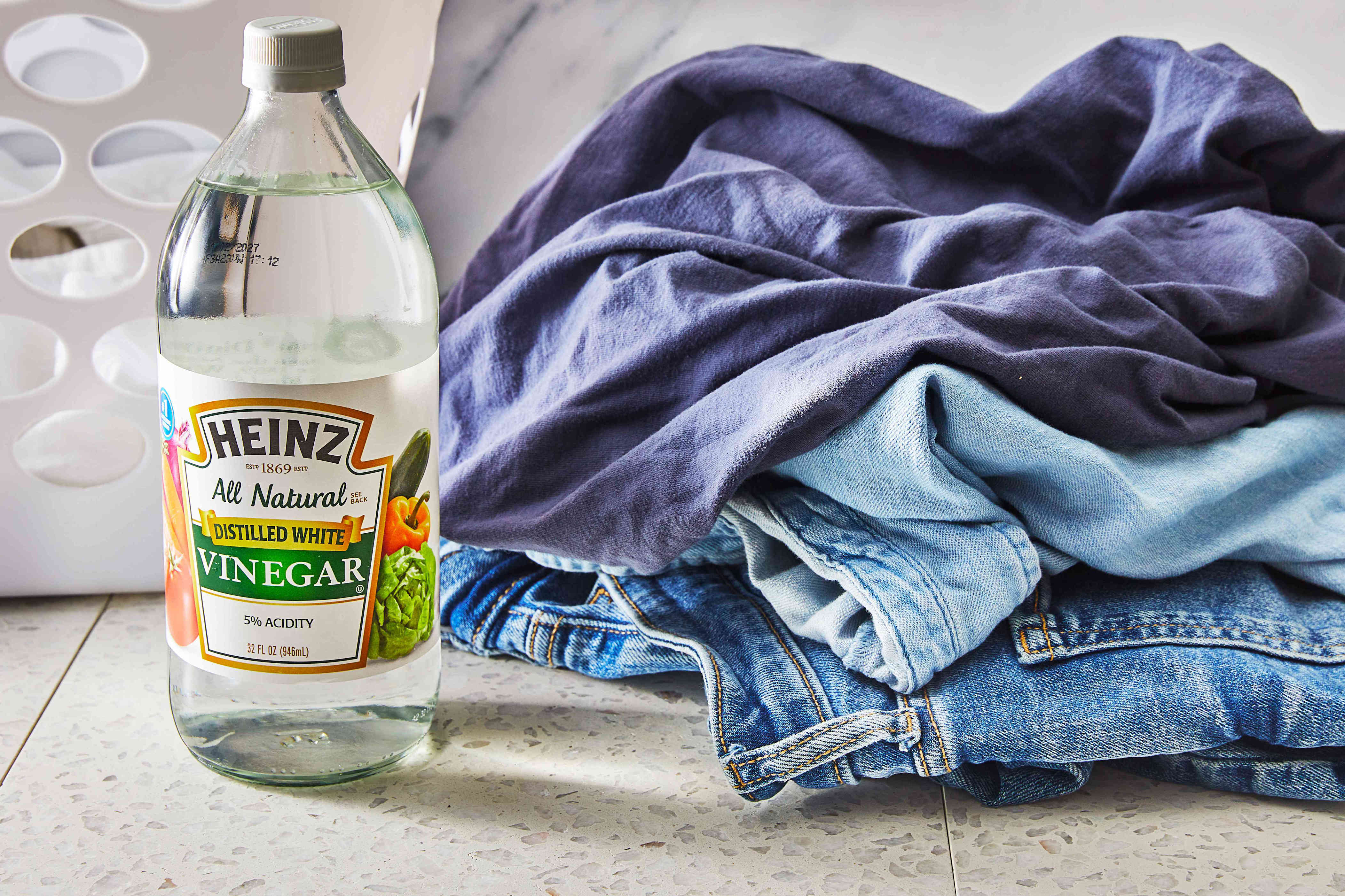 How to use vinegar in laundry to remove odors and buildup