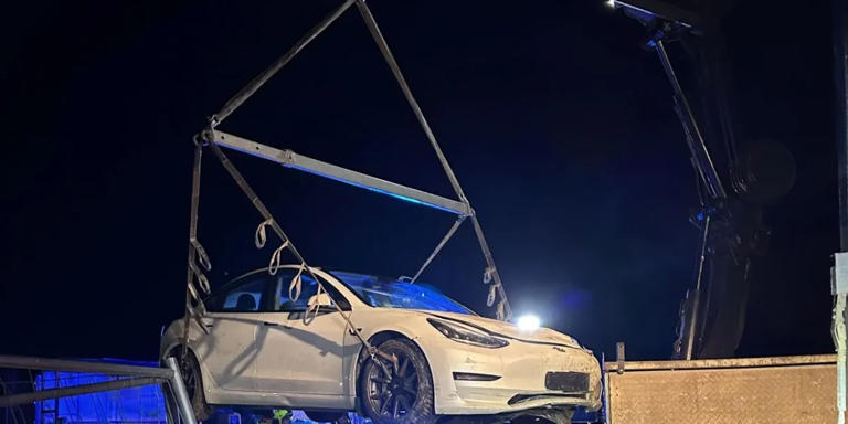 Langenwang: E-Auto landet in Baustelle auf der L118