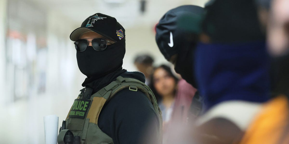 ICE agents detain Columbia student after entering university residence<br><br>