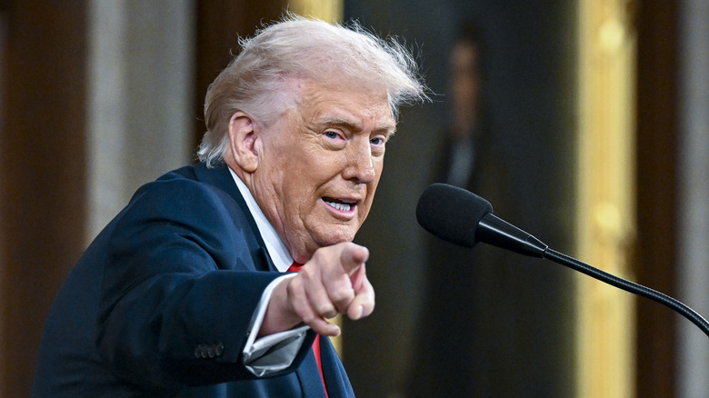 Resurfaced vid of Trump in 2016 debate is making his cognitive decline ...