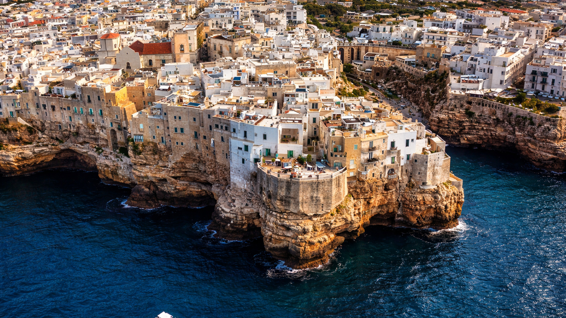 Pueblo histórico sobre la costa rocosa