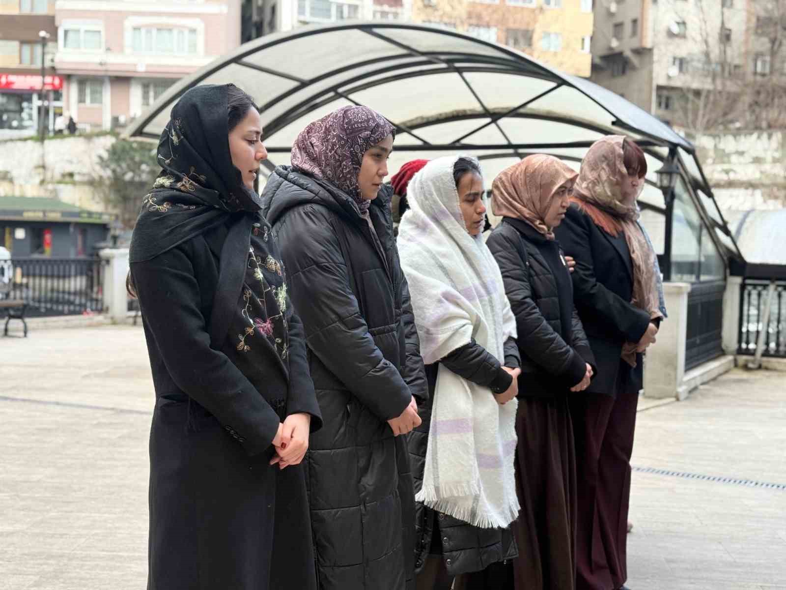 ÜMRANİYE’DE BİR EVDE ÖLDÜRÜLÜP CESEDİ PARÇALANAN DURDONA KHOKİMOVA İLE AYNI EVDE YAŞAYAN VE AYNI KİŞİLER TARAFINDAN KATLEDİLEN ÖZBEKİSTAN UYRUKLU ERGASHALİEVA SAYYORA, İÇİN ŞİŞLİ’DE GIYABİ CENAZE NAMAZI KILINDI.