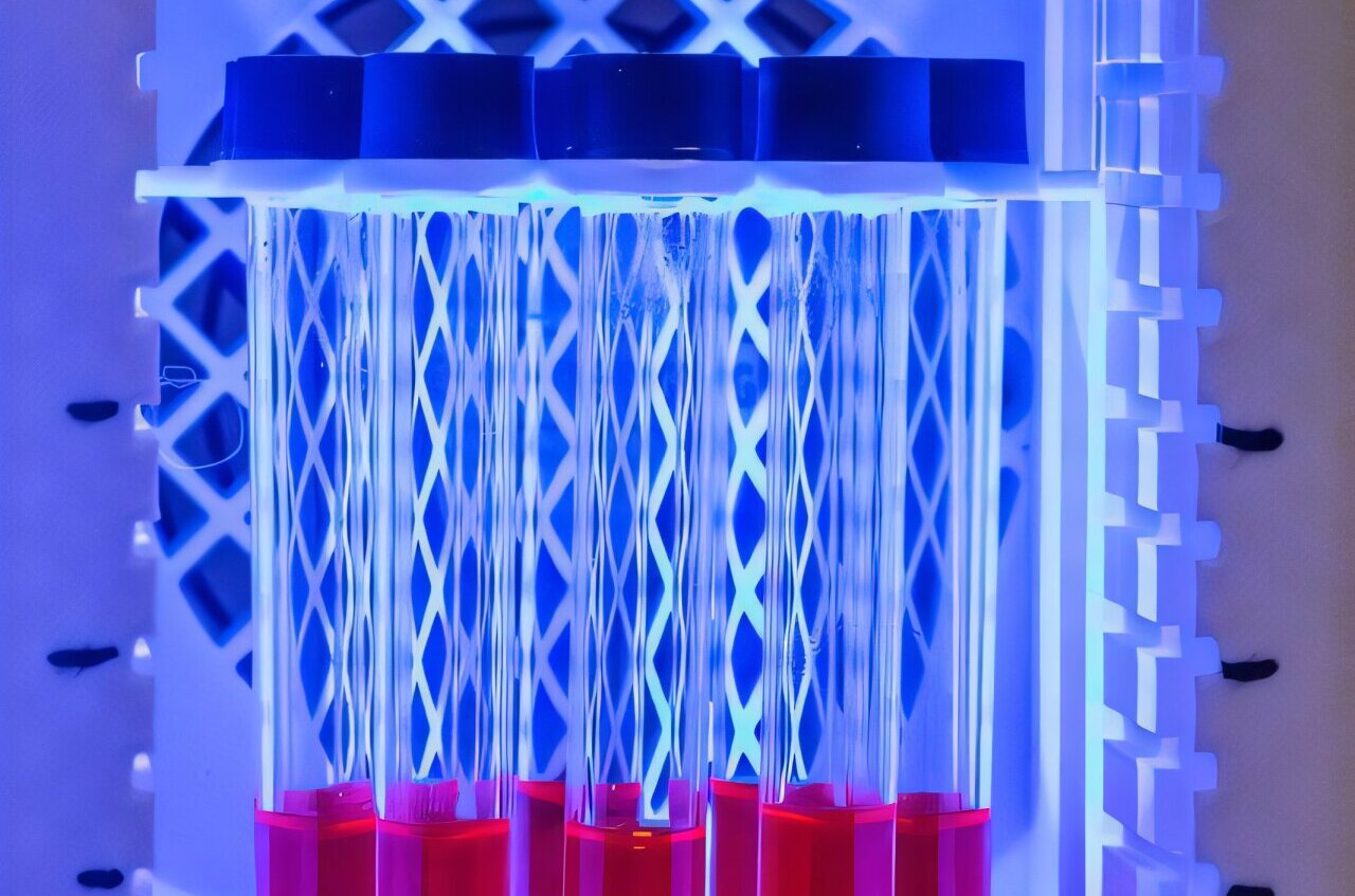 'Solar battery' stores sunlight for days, then releases hydrogen on demand