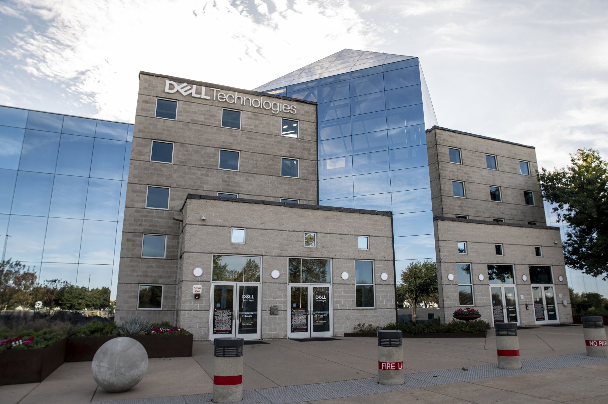 Dell jumps most in two years on strong AI server sales outlook<br><br>