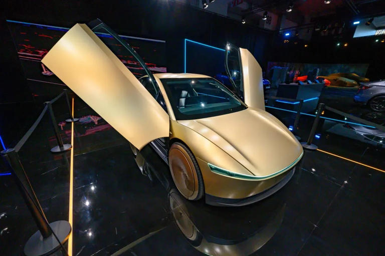 Tesla Cybercab program manager leaves ahead of volume production