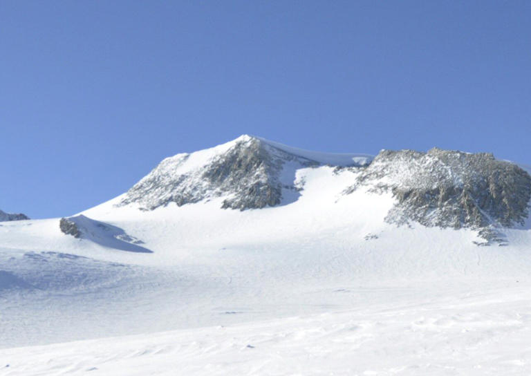 Un desierto es un paisaje bioclimático que puede ser cálido o helado y que se caracteriza por tener bajos índices de precipitación, un clima seco, temperaturas extremas y un suelo árido. Foto: Wikipedia.