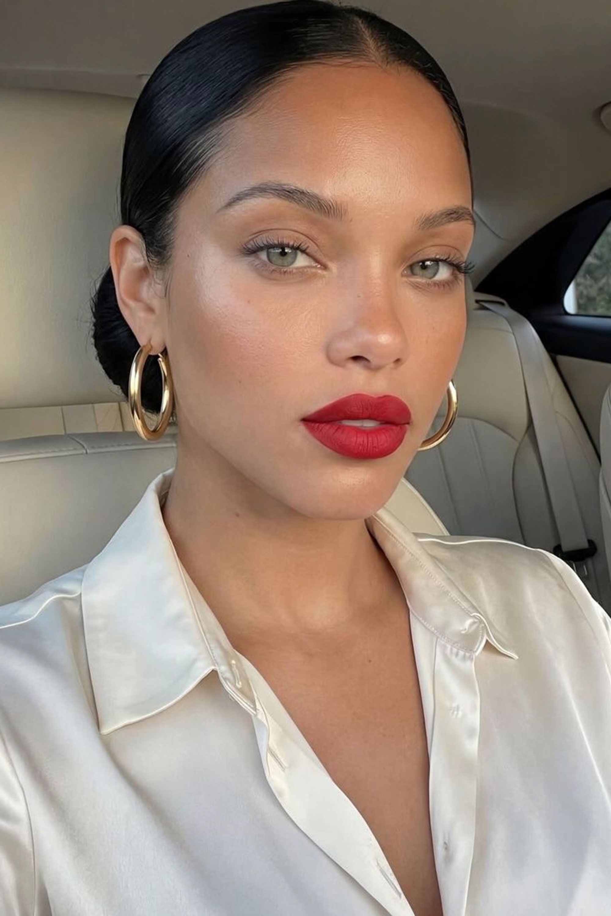 Cómo usar labios rojos con prendas blancas (sin manchar tu look)
