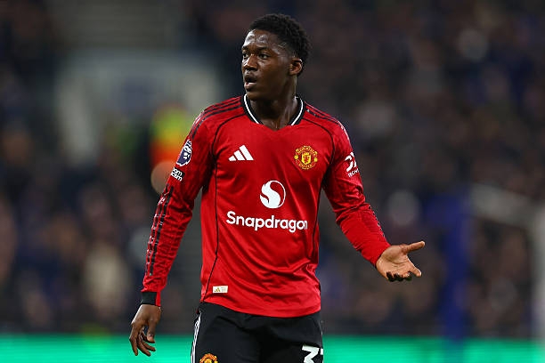 Man Utd vẫn 'thờ ơ' với hợp đồng của Mainoo