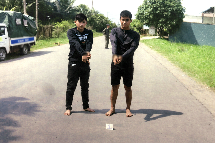 Hai tên cướp giật điện thoại, chạy được 1km thì bị tóm gọn vì xe hư