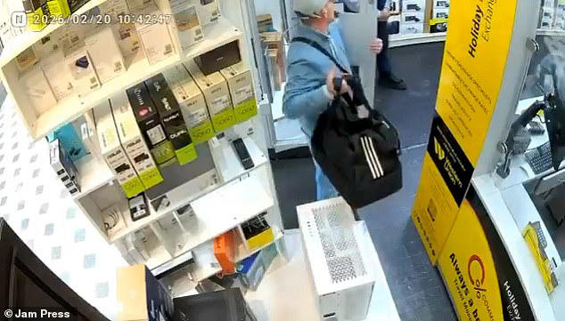 Moment brazen thief steals laptop in seconds as he distracts staff by ...