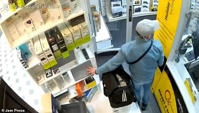 Moment brazen thief steals laptop in seconds as he distracts staff by ...