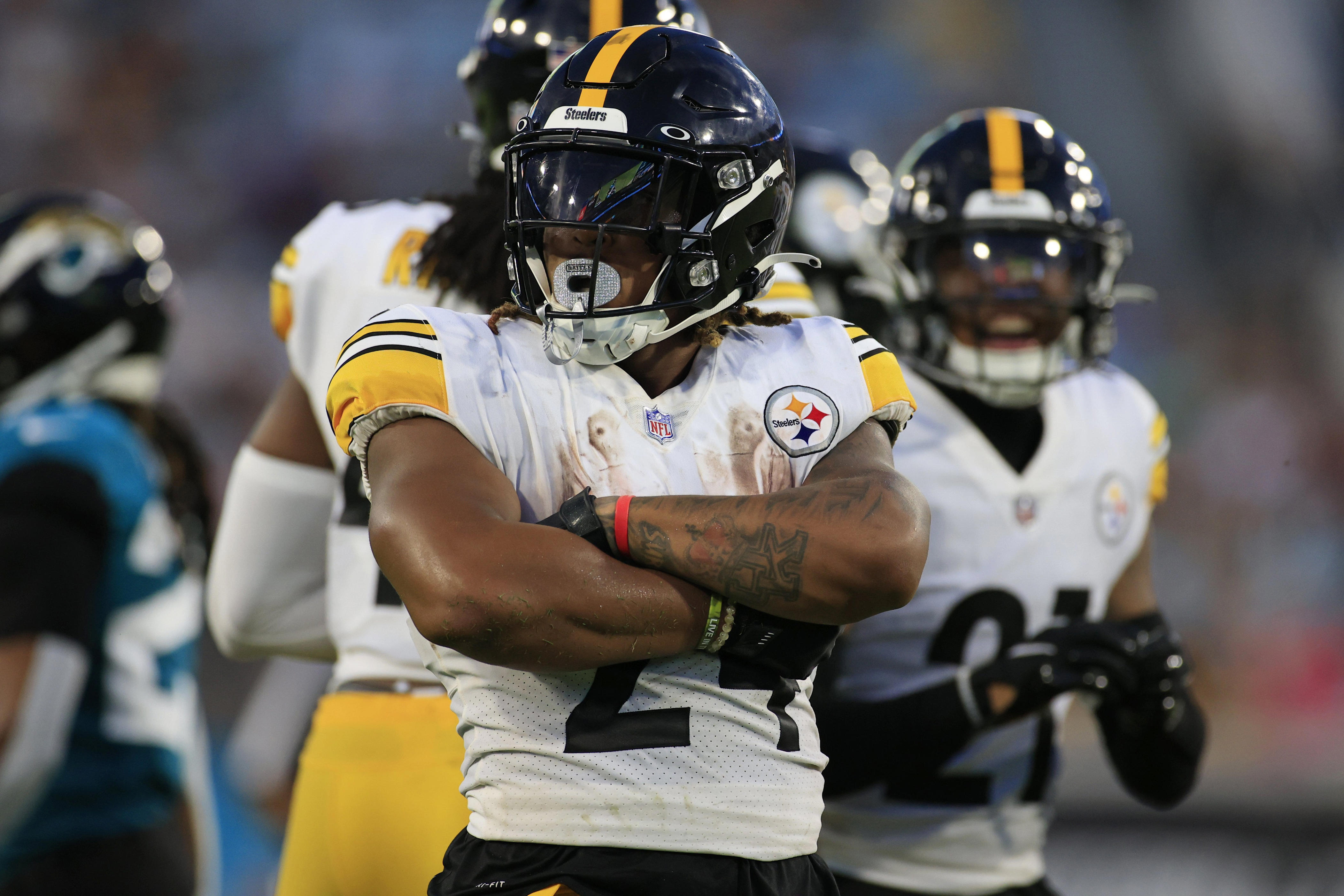 Former Steelers RB returns to football