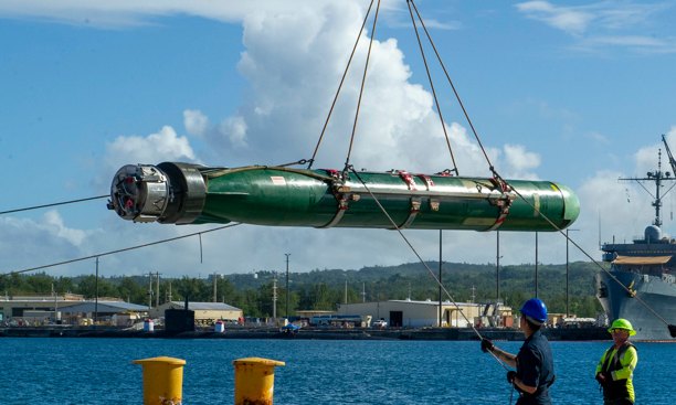 Ngư lôi Mark 48 được nạp cho tàu ngầm Mỹ tại đảo Guam hồi năm 2024. Ảnh: US Navy