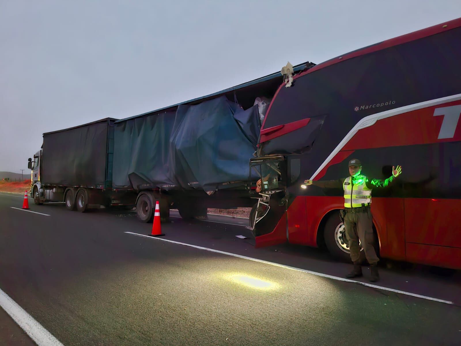Una persona fallecida y 19 heridos deja accidente entre bus y camión en ...