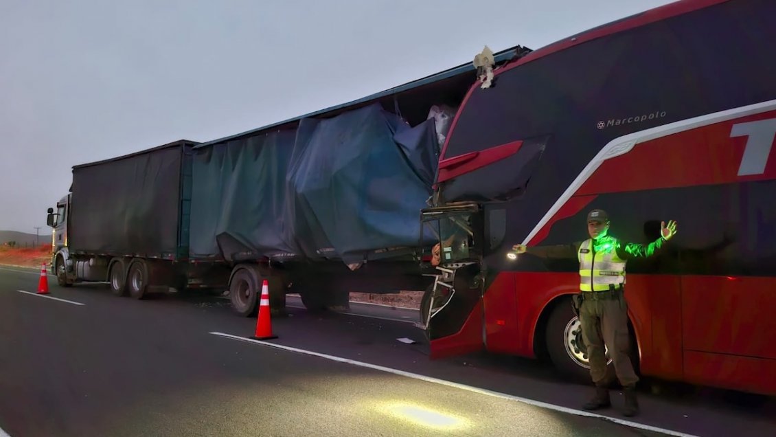 Choque entre bus y camión dejó un fallecido y 19 heridos en Ruta 5 Norte