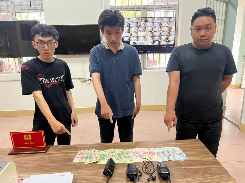 Giả danh công an cưỡng đoạt tài sản người đi đường