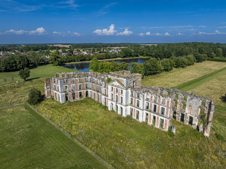 Avec son majestueux château en ruine, ce village deviendra-t-il le ...