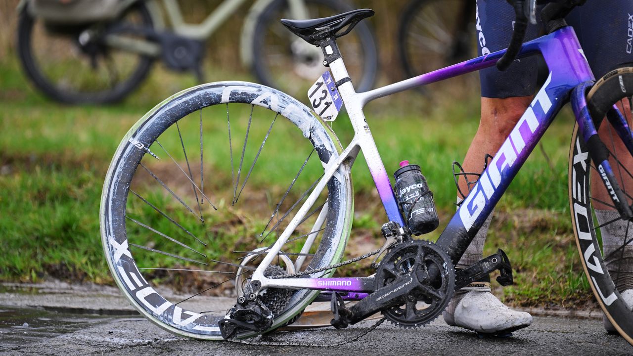 Cadex defends hookless tech in statement on Amaury Capiot