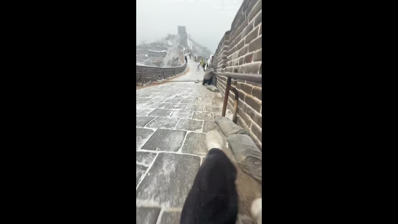 Visitors struggle to walk on slippery Great Wall path during icy ...