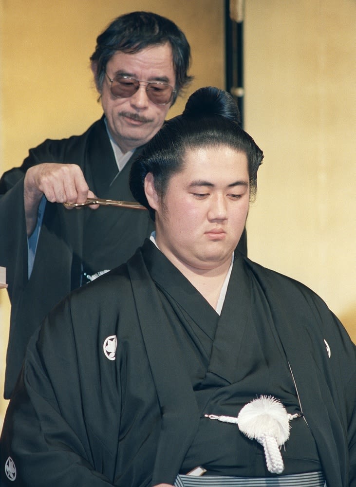 ＜あのころ＞双羽黒がホテルで断髪式 38年前の3月6日