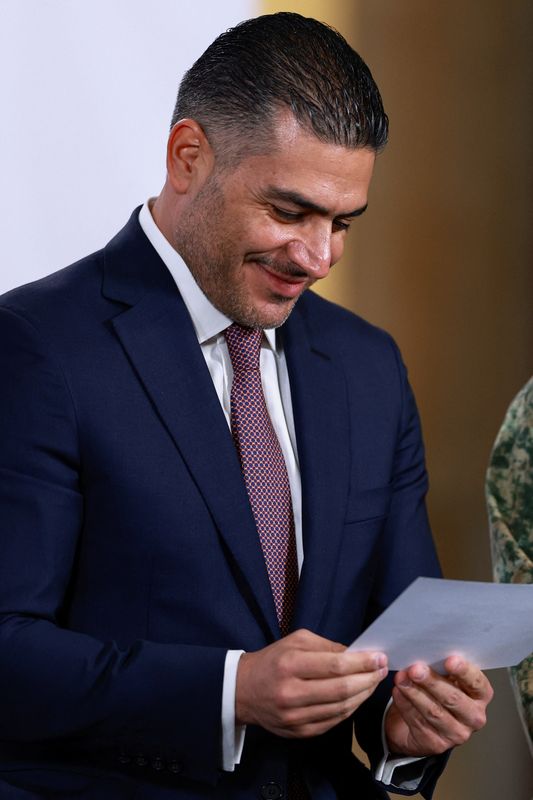 Imagen de archivo. El secretario de Seguridad y Protección Ciudadana de México, Omar García Harfuch, revisa una nota durante una conferencia de prensa tras el asesinato del narcotraficante mexicano Nemesio Oseguera, conocido como "El Mencho", en un operativo militar en el Palacio Nacional de la Ciudad de México, México. 23 de febrero de 2026. REUTERS/Raquel Cunha