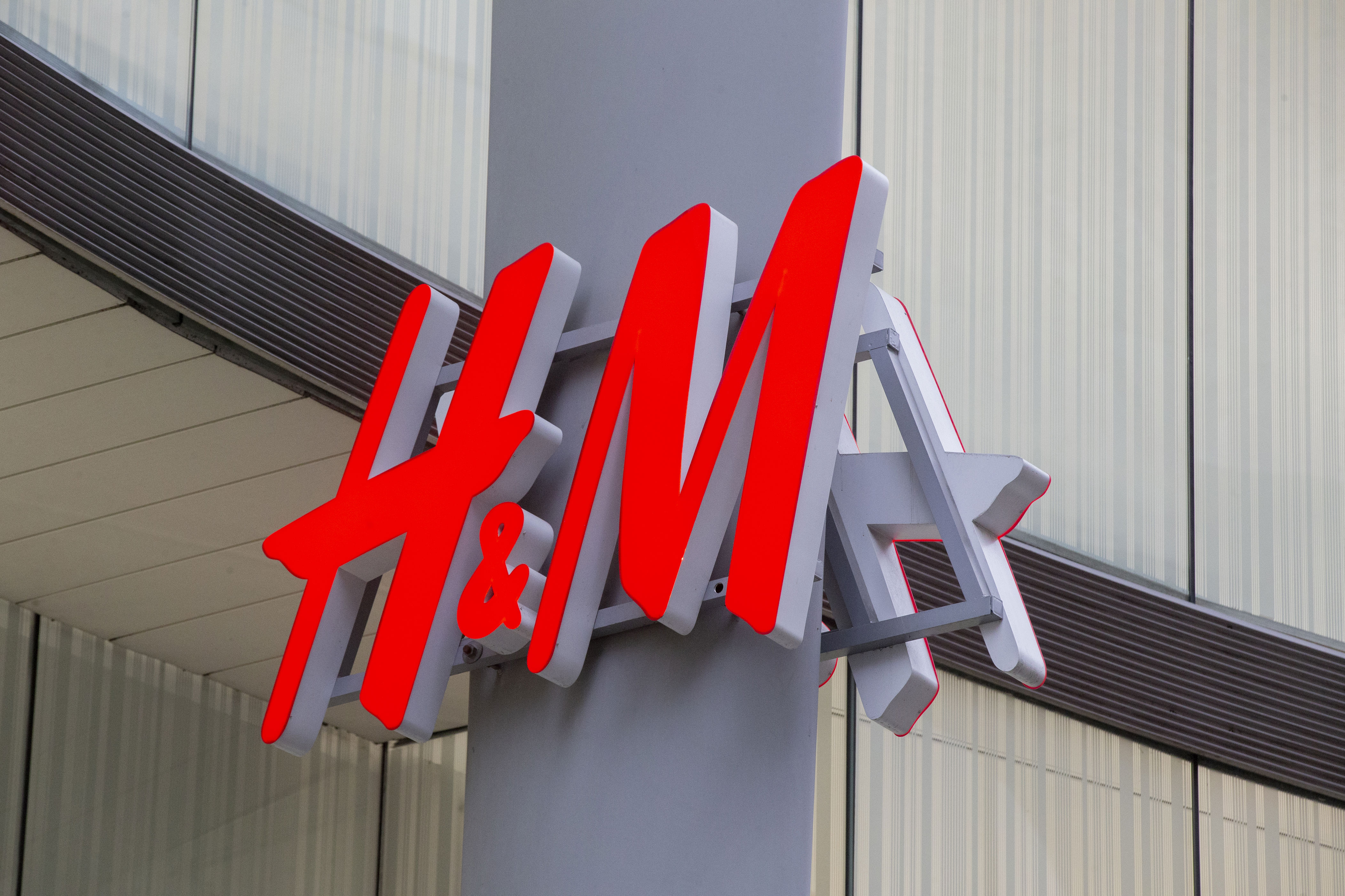 H&M Logistics veut fermer son centre de distribution de Ghlin, 440 ...