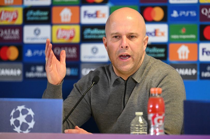 Arne Slot le pregunta a un periodista «¿es usted un gerente?» antes de ponerlo en su lugar.