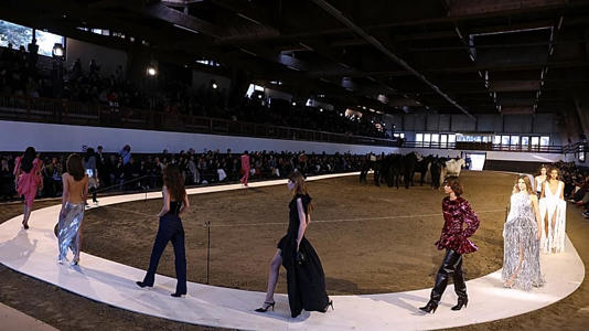 Des mannequins portent des créations de Stella McCartney, à Paris le mercredi 4 mars 2026.