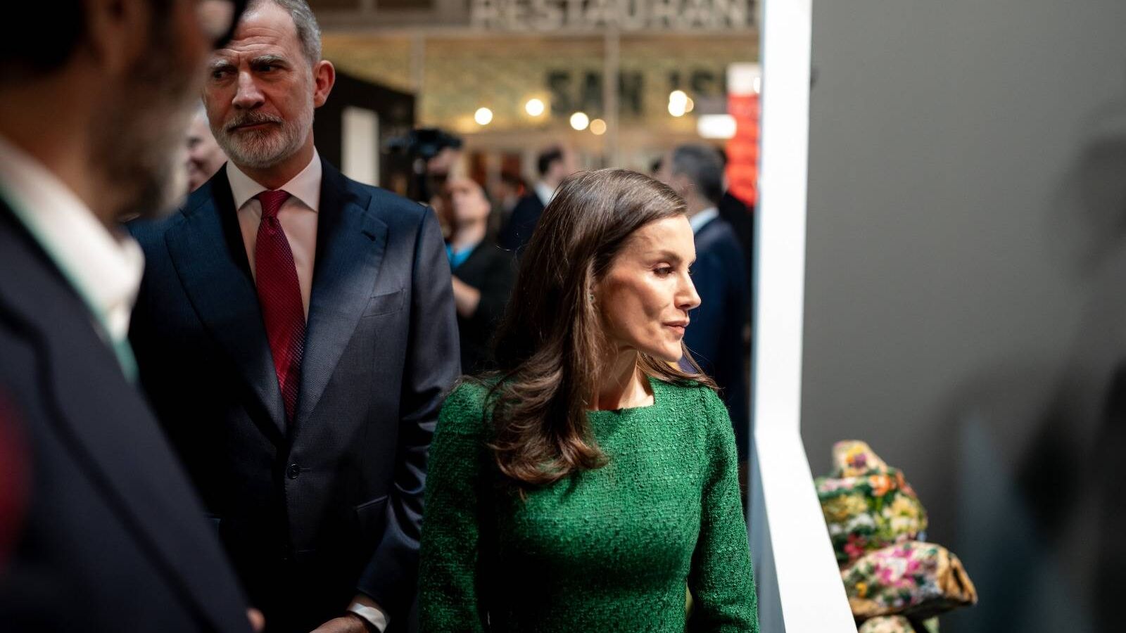 Los Reyes visitan el espacio de 'El Confidencial' y 'Vanitatis' en ARCO ...